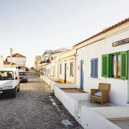 Balili Surf House 2*