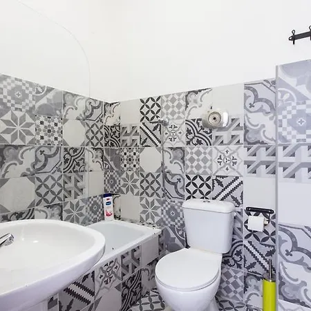 Balili Surf House 2*